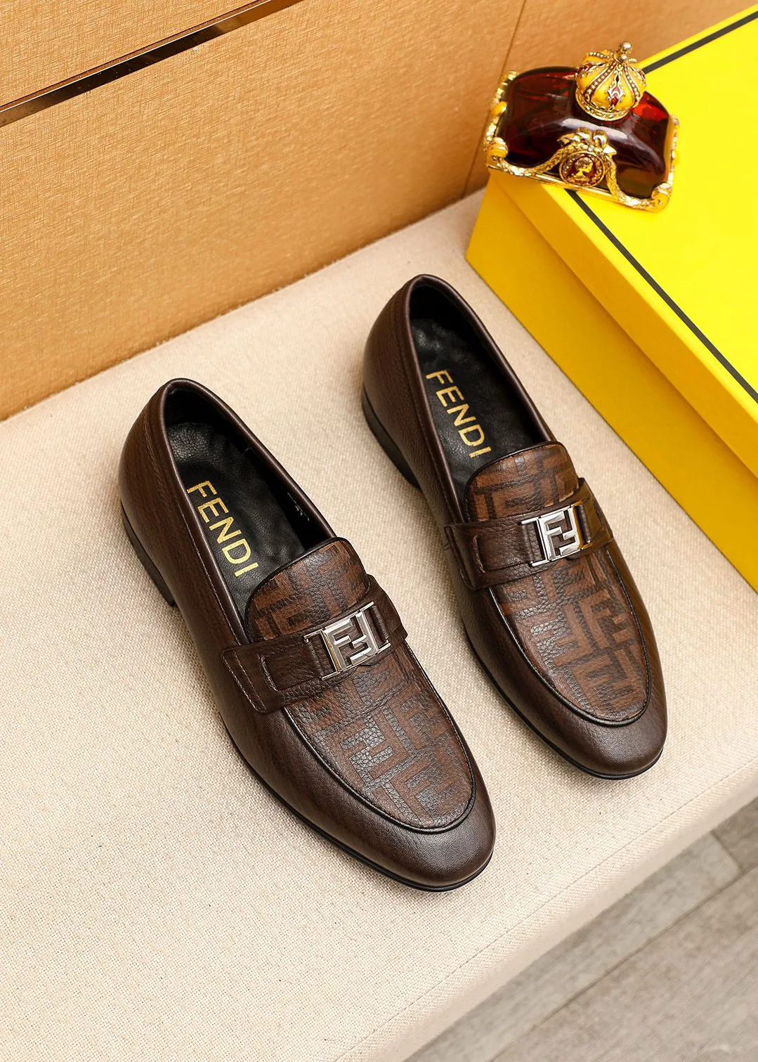 Men's shoes 💰442 💐 Product trademark: FENDI [Fendi] casual leather shoes Regular size: 38-44 (45🉑️customized) Product materials: Selected imported first-layer pebbled cowhide laser upper + luxury hardware buckle, imported cowhide leather lining. Strong three-dimensional visual effect, rubber outsole Color: 1⃣️color optional